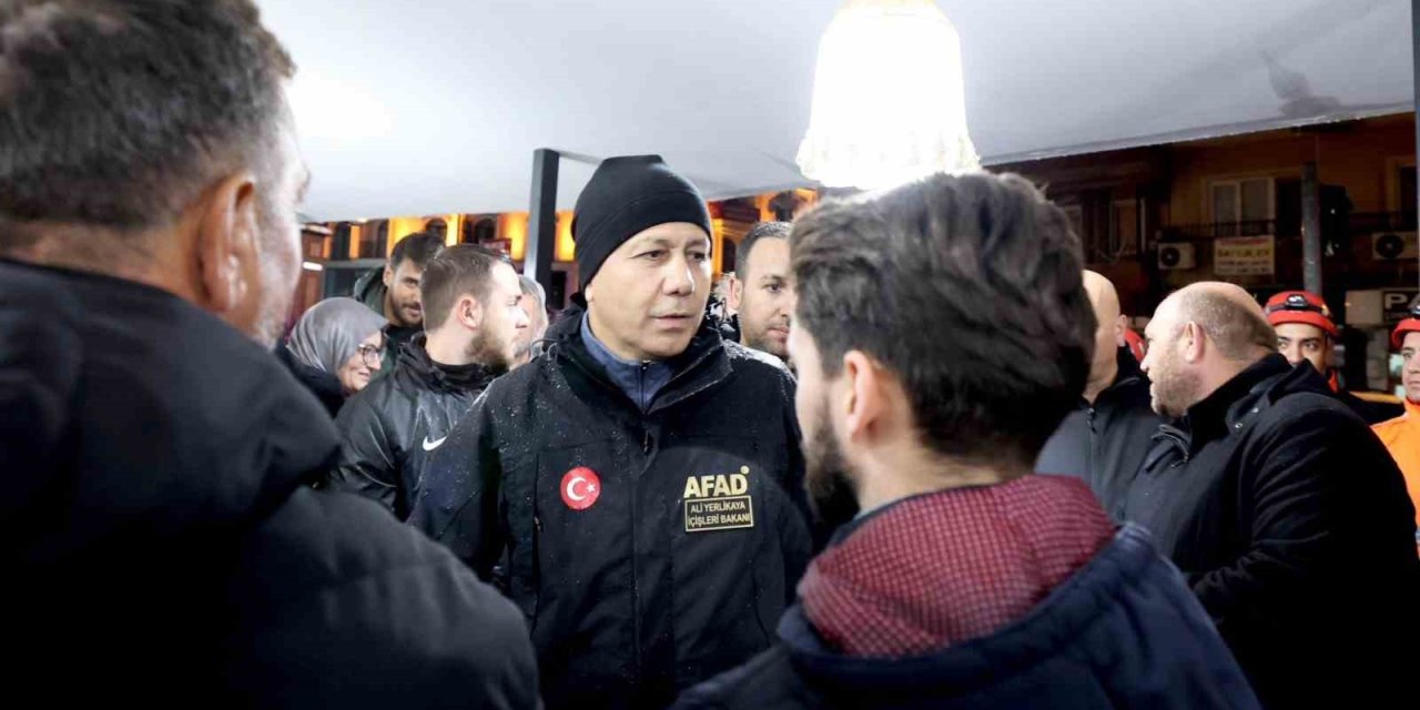 Bakan Yerlikaya, 6,1 büyüklüğündeki depremin ardından Balıkesir'de