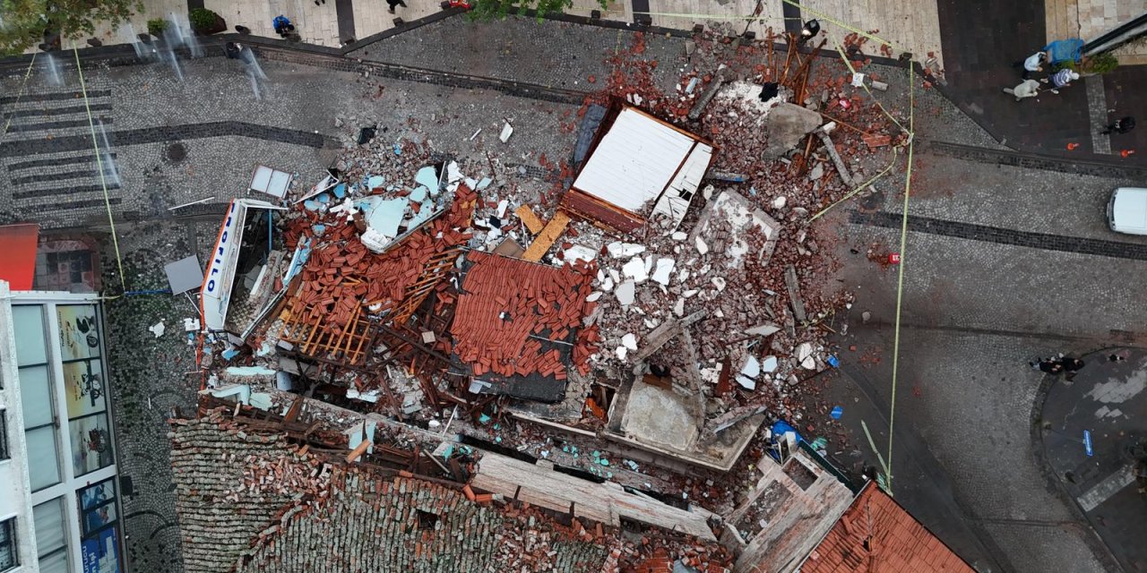 Sındırgı’da 6.1’lik depremde yıkılan binalar havadan görüntülendi