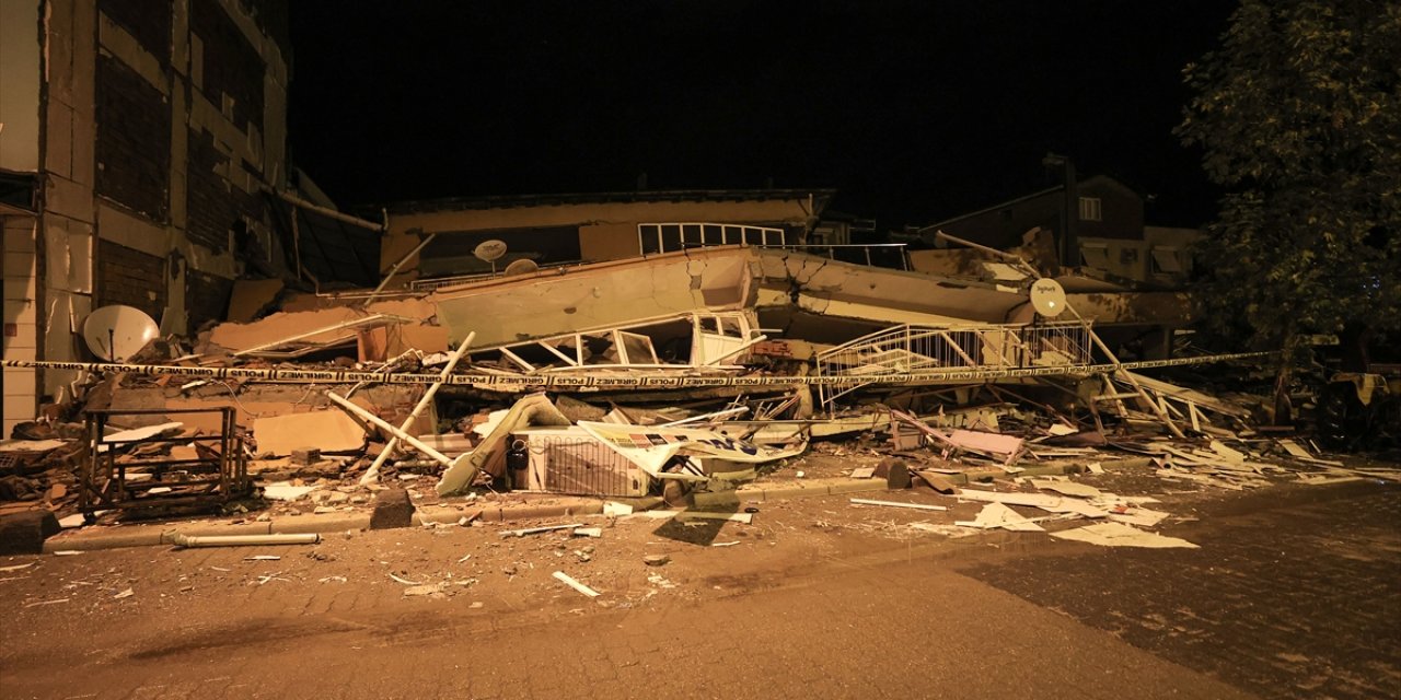 Bakan Memişoğlu'ndan Sındırgı depremindeki yaralıların durumuyla ilgili açıklama