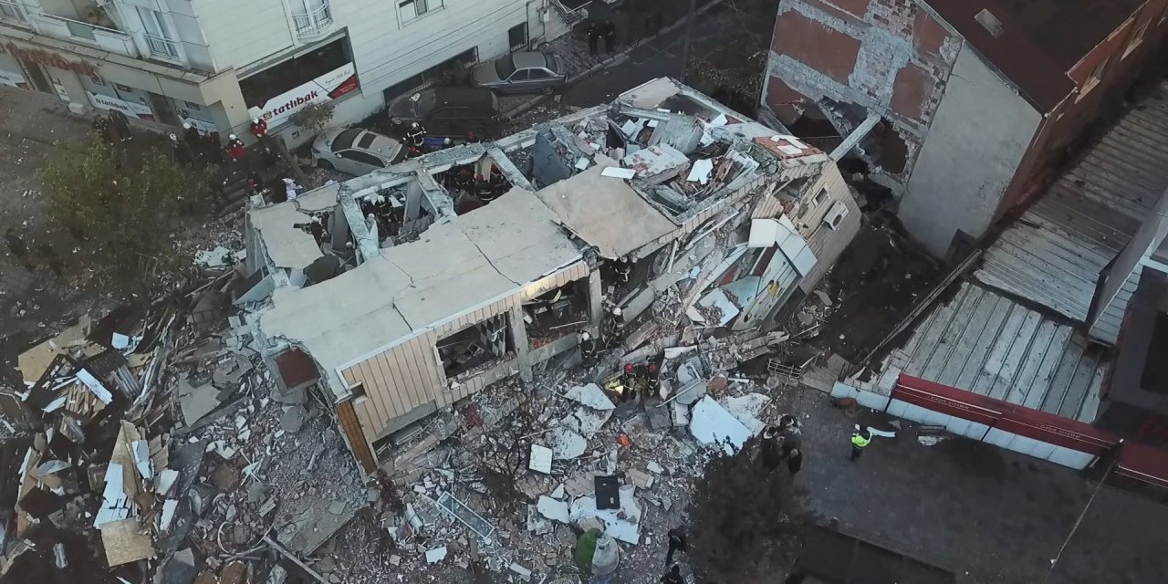 Gebze'de 7 katlı bina çöktü! 5 kişilik aileye ulaşılmaya çalışıyor