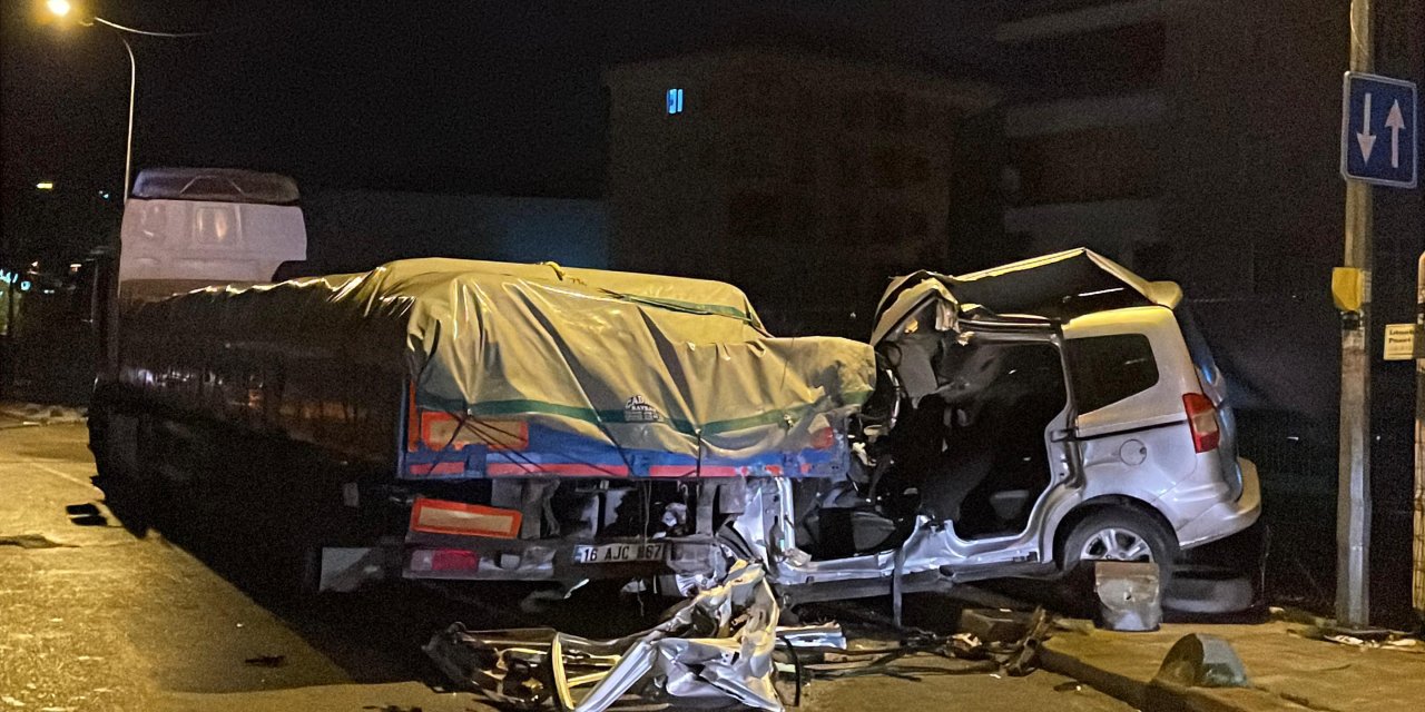 Polisin 'dur' ihtarına uymayan sürücü, TIR'a çarptı: 1 ölü, 2 yaralı