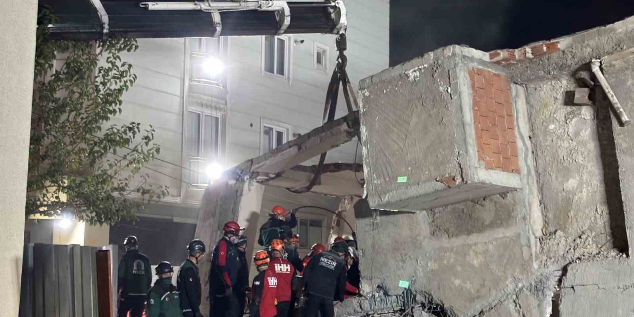 Enkaz başında 12. saat: Anne ve baba aranıyor