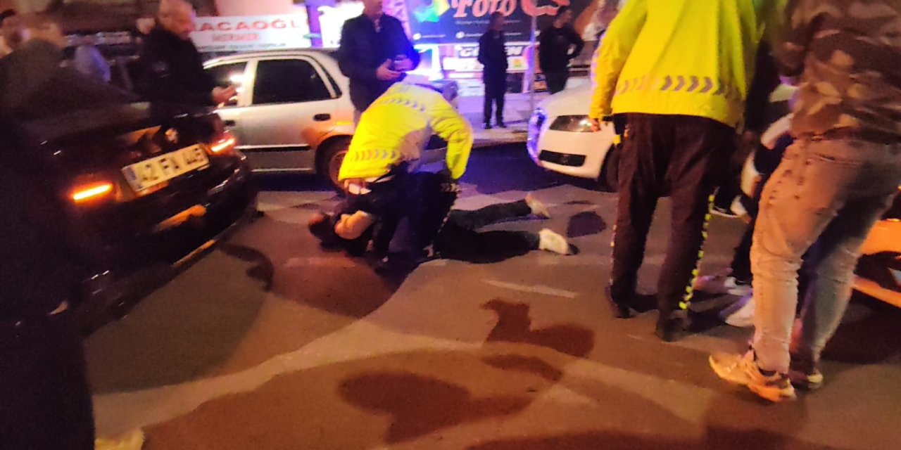 Alkollü sürücü kimlik isteyen şube müdürüne tekme attı