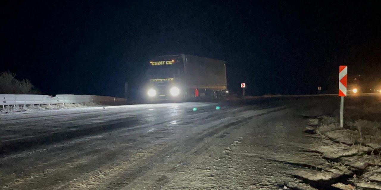 Kar ve buzlanma nedeniyle tırlar mahsur kaldı