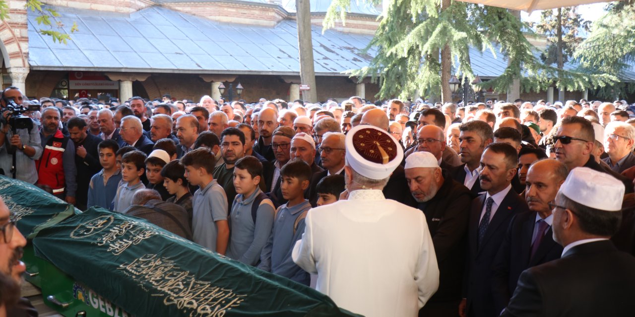 Gebze’de çöken binada yaşamını yitiren aynı aileden 4 kişi toprağa verildi