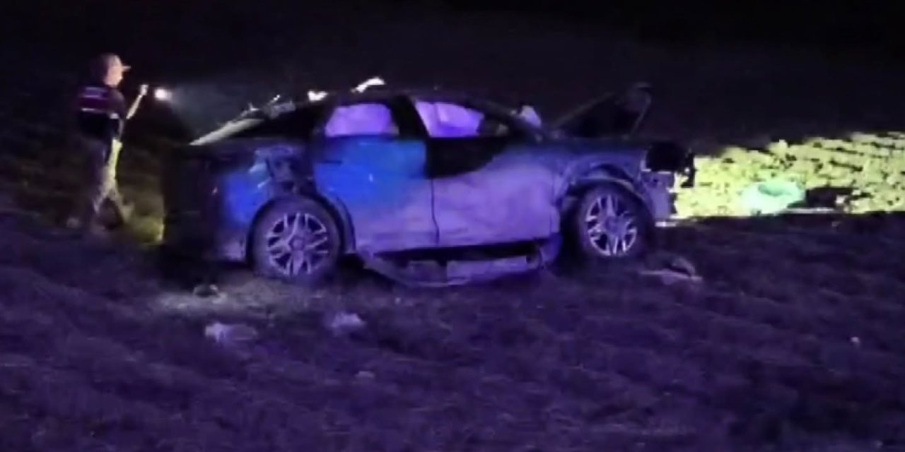 Lastiği patlayan otomobil, takla atarak tarlaya girdi: 1 ölü, 2 yaralı