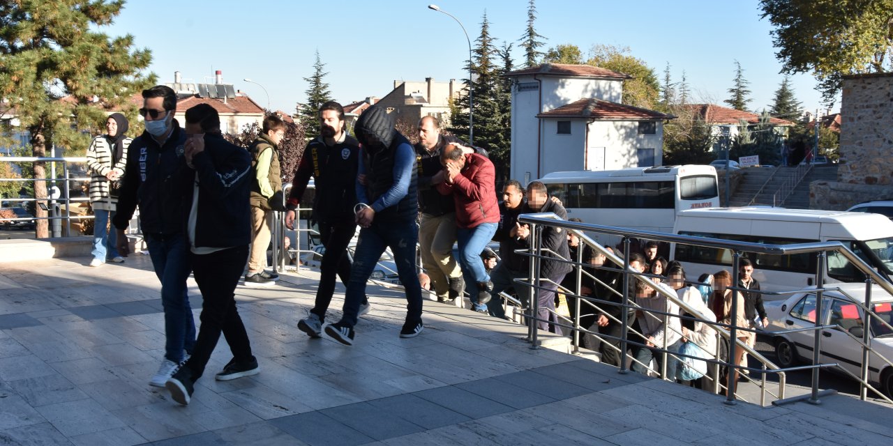Konya dahil 19 ilde operasyon... Öğretmen olacaktı, çete lideri oldu