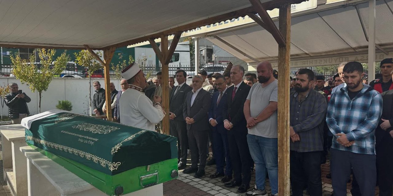 Şehadet haberini duyunca 'Vatan sağ olsun' diyen şehit babası, toprağa verildi