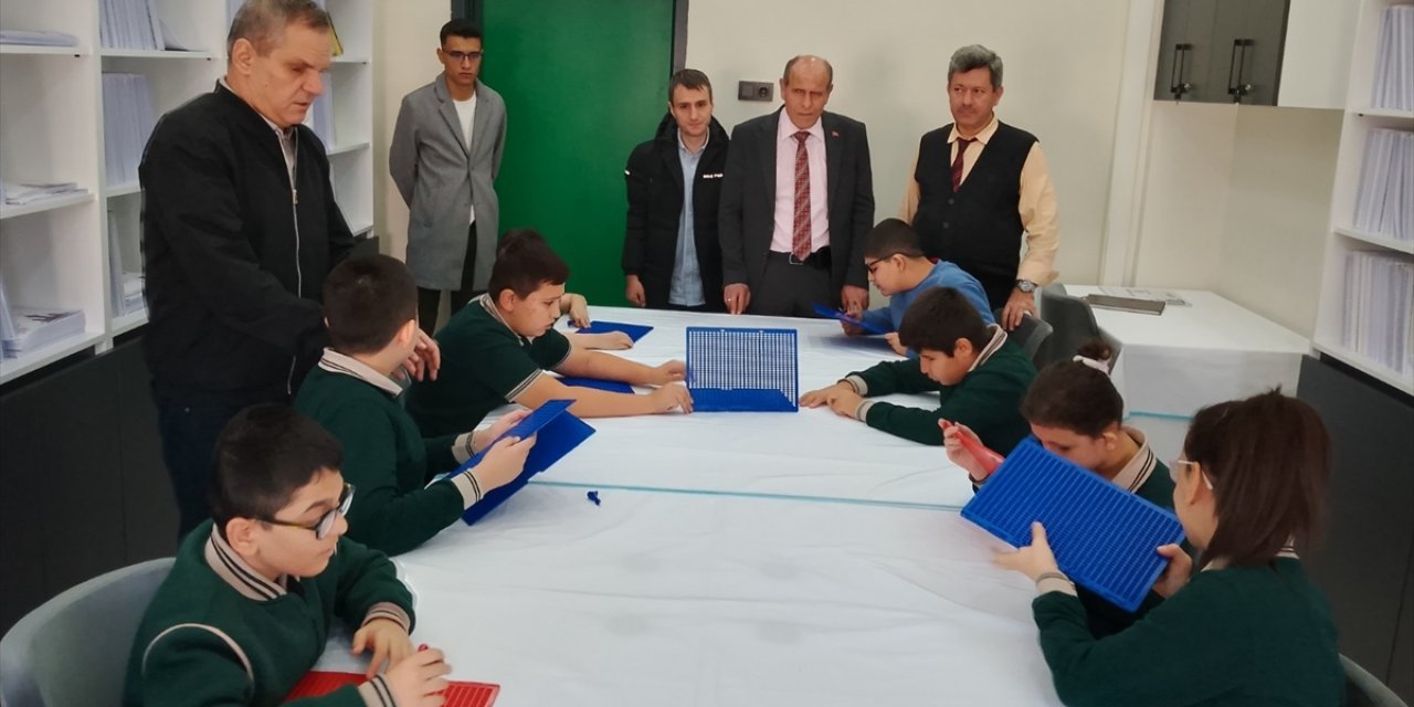 Konya'da görme engelli ortaokul öğrencilere tablet ve özel kalem desteği