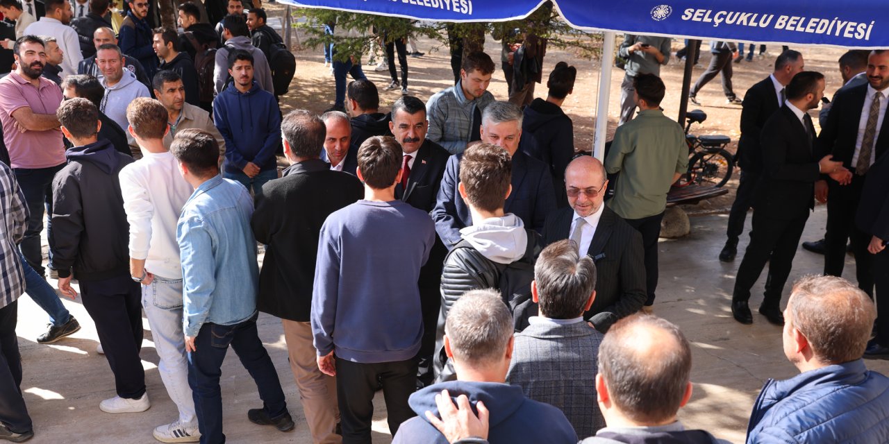 Başkan Pekyatırmacı Kampüs Camii’nde öğrencilerle buluştu