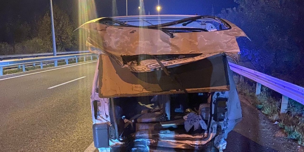 Çekici, hafif ticari araca çarptı; 1 ölü, 1'i ağır 4 yaralı