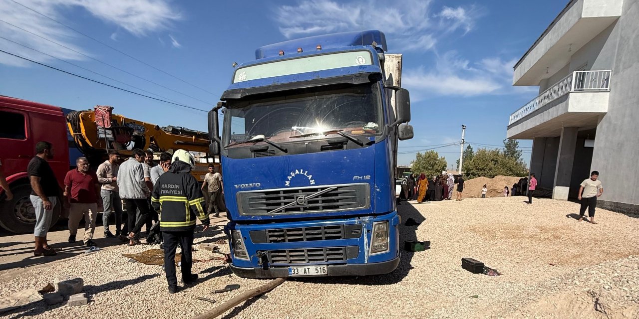 Lastiğini değiştirdiği TIR'ın altında kalan şoför ağır yaralandı