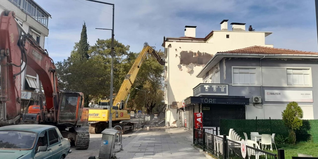 Sındırgı'da depremden sonra ağır hasarlı binalar yıkılıyor