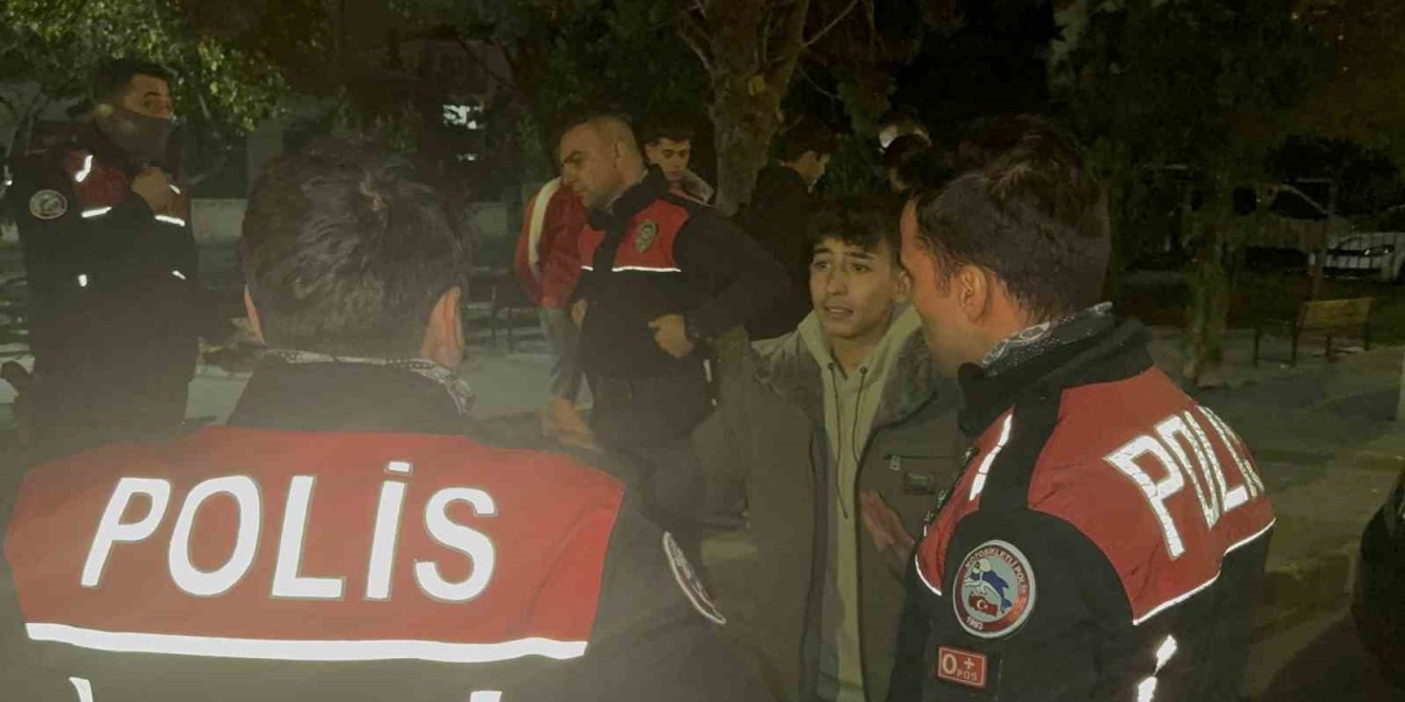 Parkta otururken tanımadığı şahıs tarafından bıçaklandı