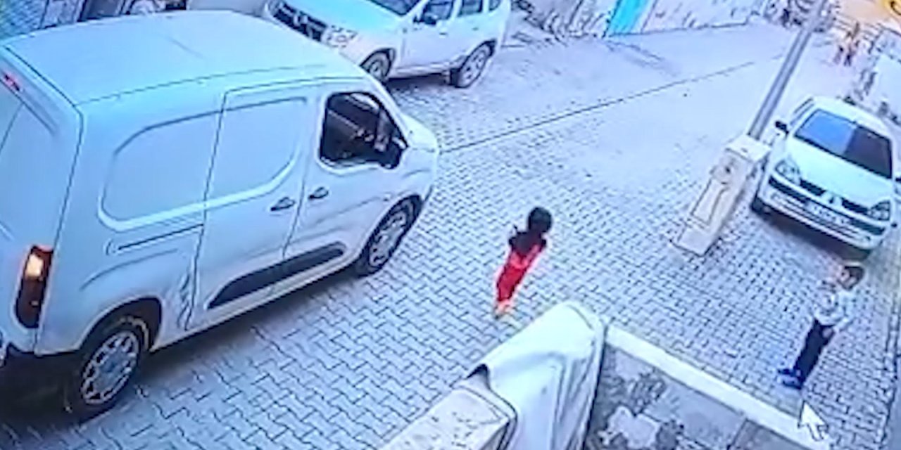 Kargo aracının altında kalan çocuk hayatını kaybetti; kaza kamerada