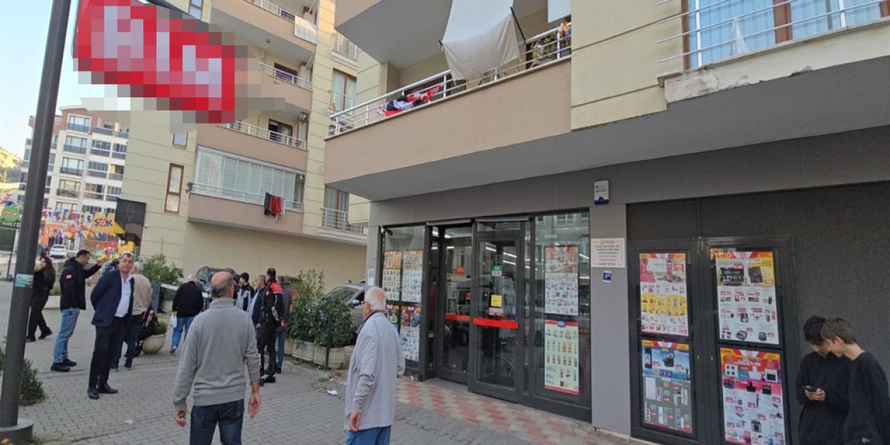 Eski eşini göğsünden bıçakladı