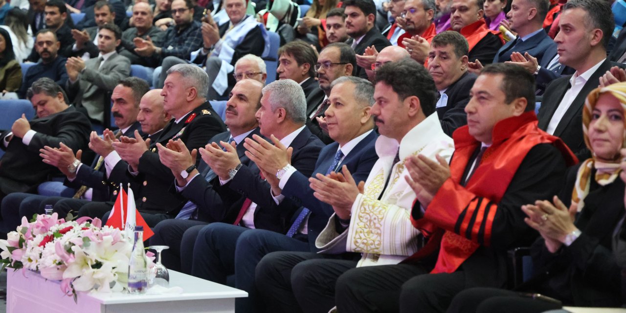 Bakan Yerlikaya Konya'da... Gençlerin önüne kurulan tuzaklara dikkat çekti