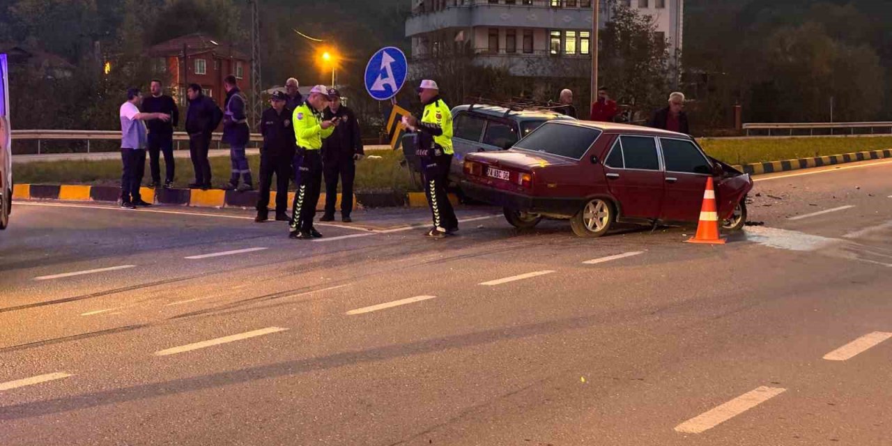 Kavşakta iki otomobil çarpıştı: 6 yaralı