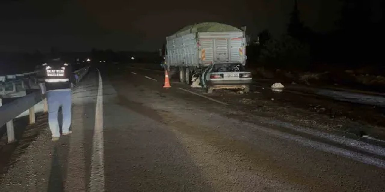 Otomobil kamyona arkadan çarptı: 3 ölü