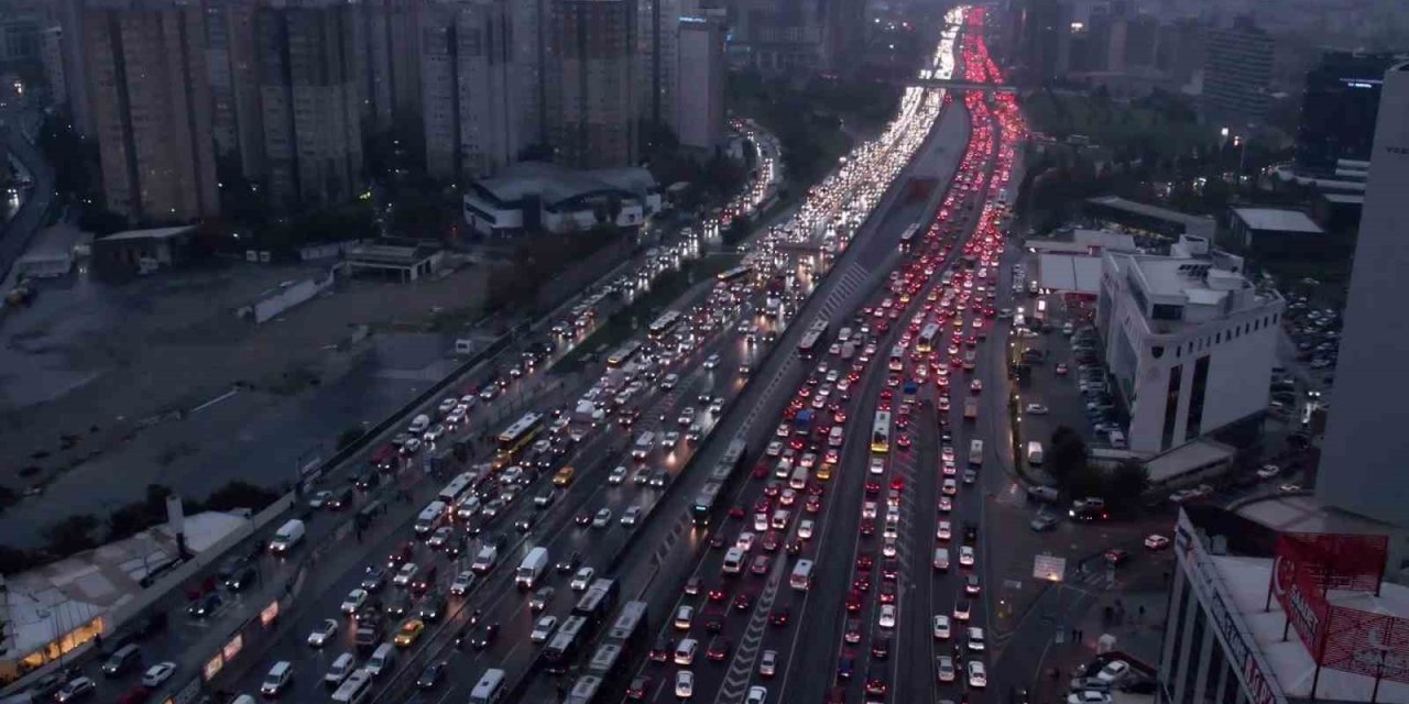 İş makinesi kül oldu: Trafik kilitlendi