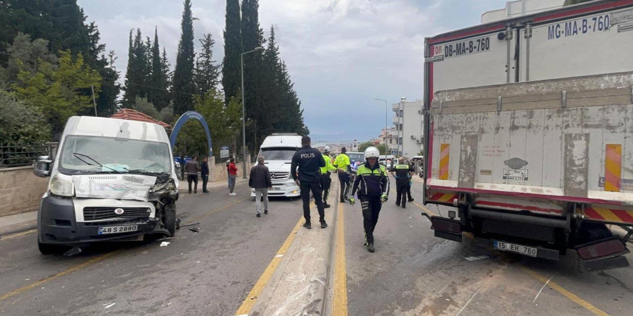 Freni patlayan kamyon, öğrenci servisine çarptı: 23 kişi yaralandı