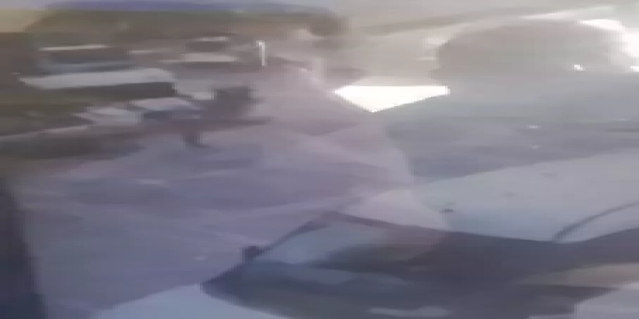 Otomobil, park halindeki 2 araç ile yayalara çarptı: 1 ölü, 3 yaralı