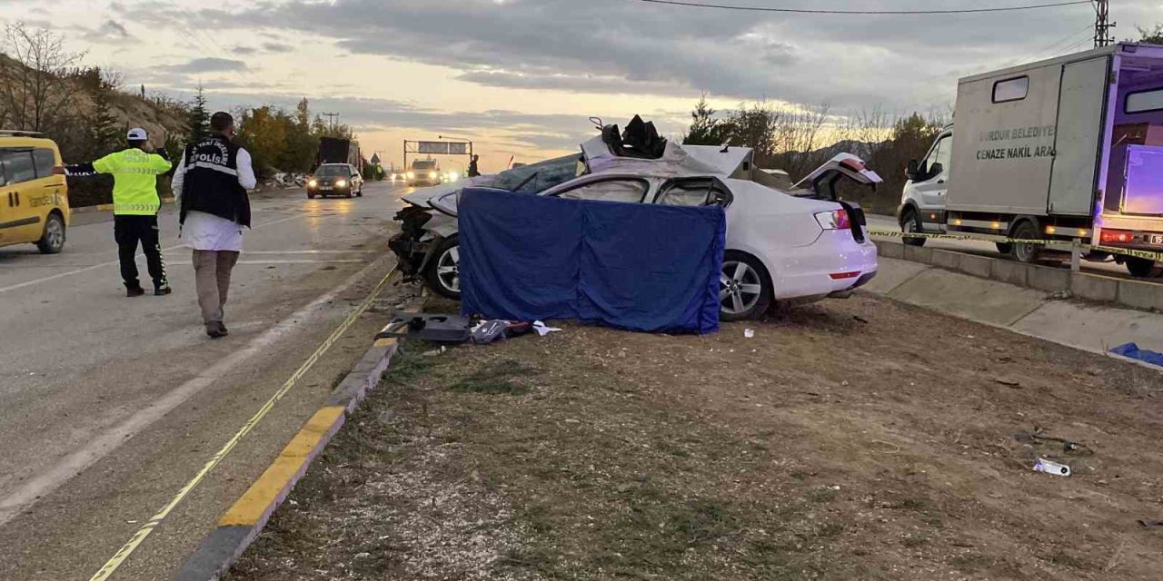 Kavşağa aşırı hızla giren tır otomobile çarptı: 1 ölü