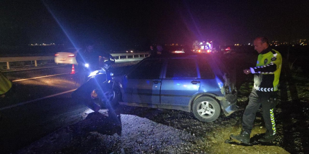 Kendiliğinden yola çıkan otomobil, yolcu otobüsüyle çarpıştı