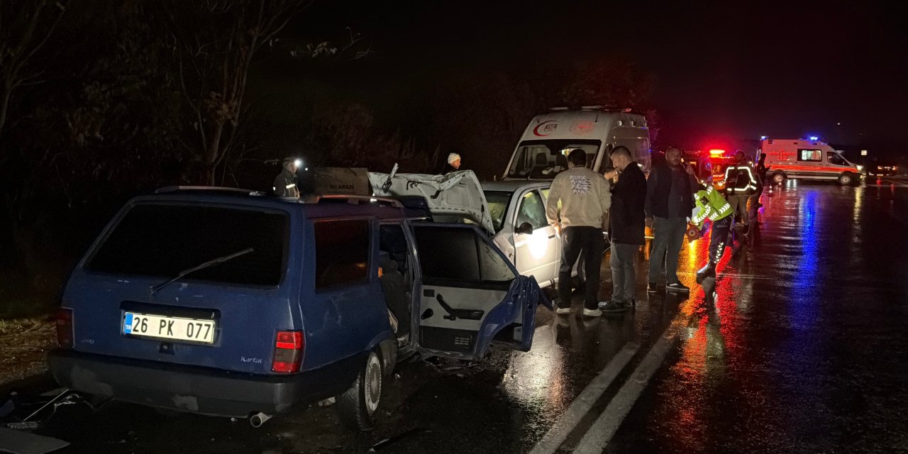İki otomobil kafa kafaya çarpıştı; 1’i ağır 9 yaralı