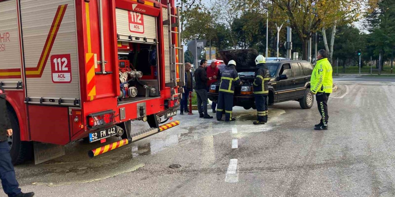 Seyir halindeki otomobil alev aldı