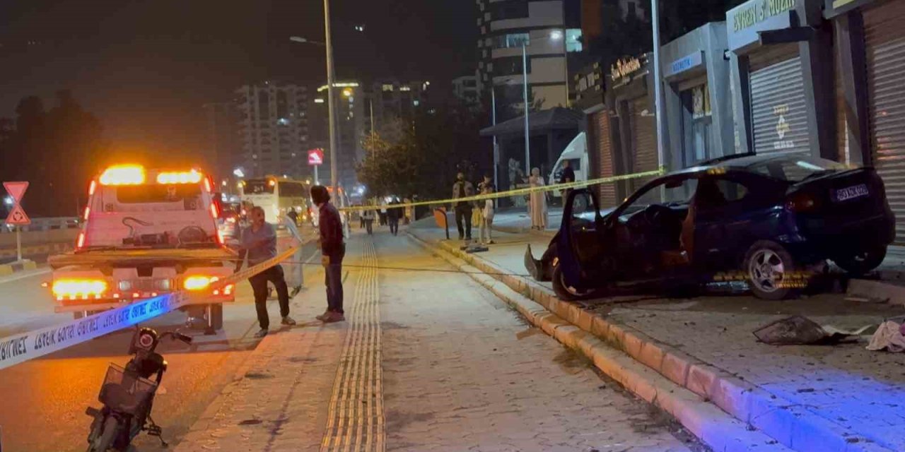 Otomobil kaldırımdaki çocuğa çarptı