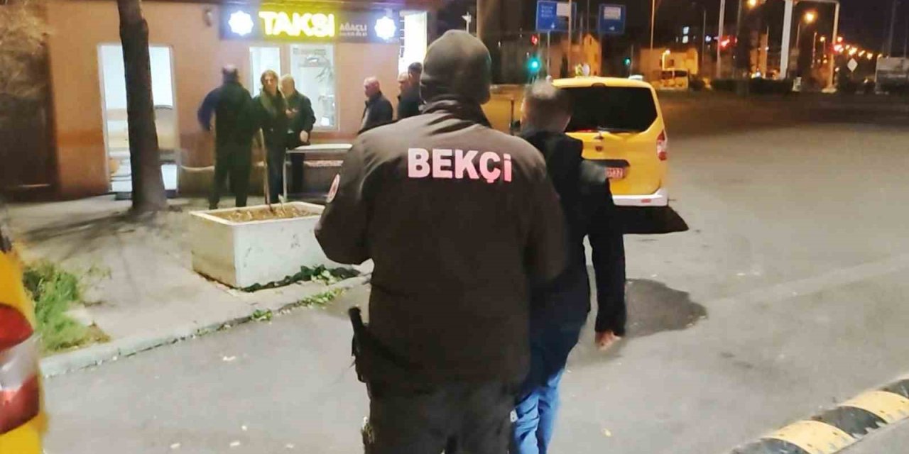 Anne ve baba, avukat kızlarını taksi durağına kilitledi