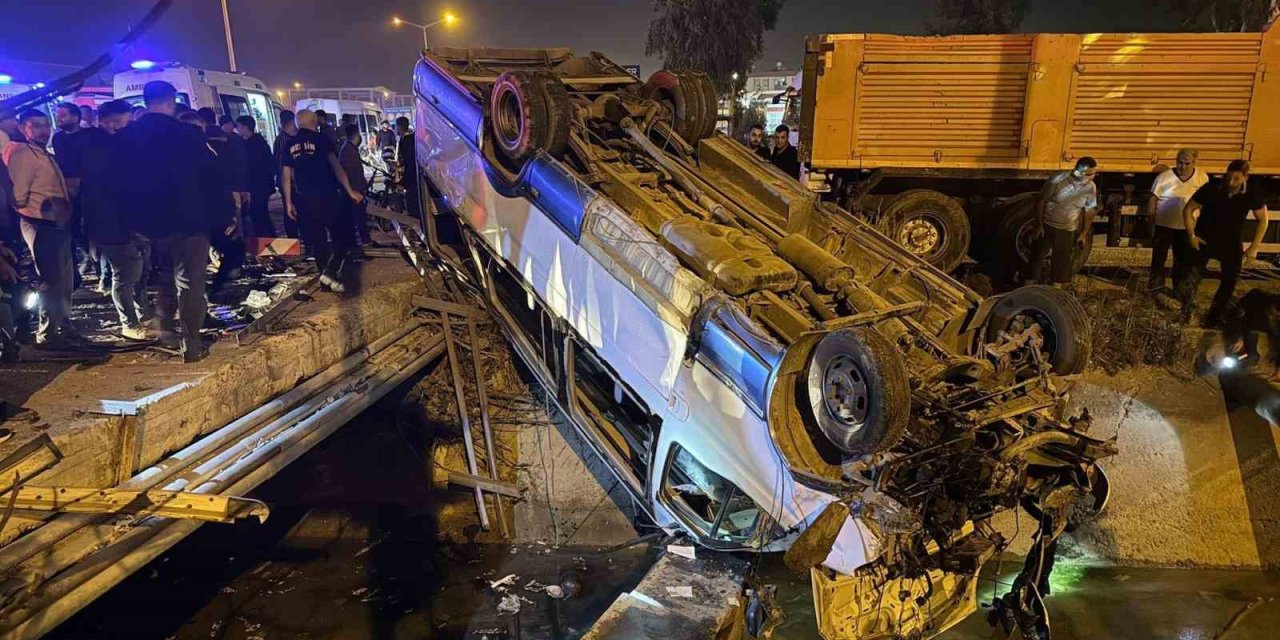 Yolcu minibüsü ile otomobil çarpıştı: 10 yaralı