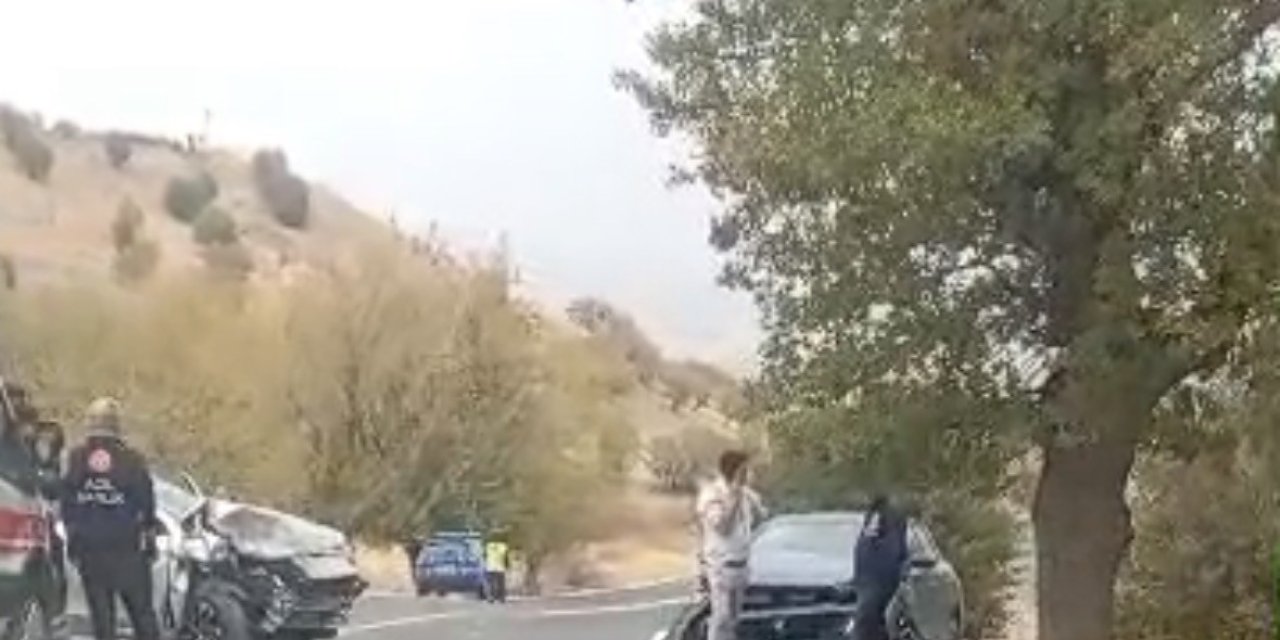 İki otomobil çarpıştı: 10 yaralı