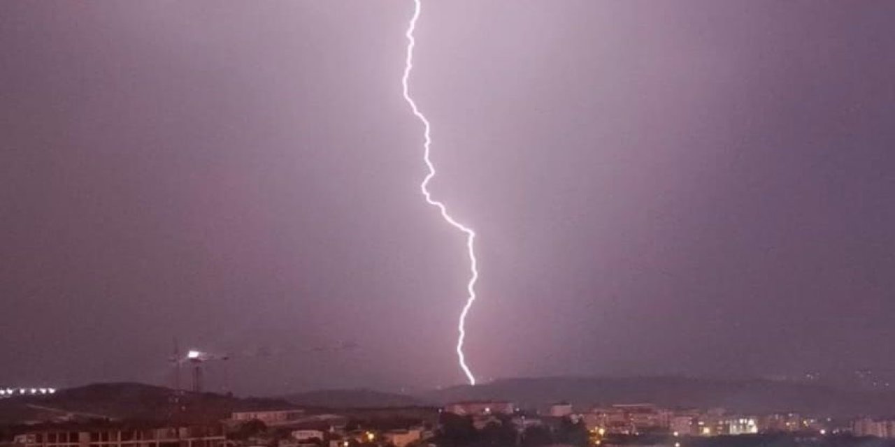 Yıldırım düştüğü anlar, kameralara yansıdı