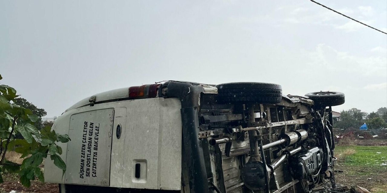 Kamyonet devrildi: 1 ölü, 1 yaralı