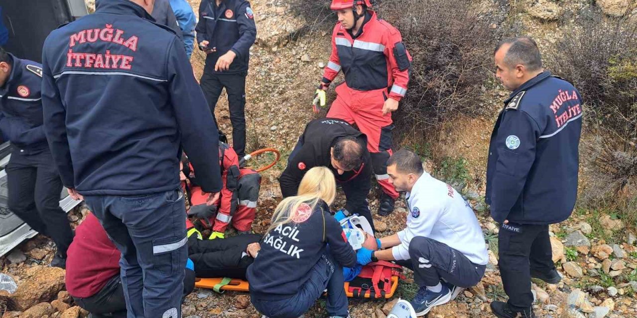 Yolcu minibüsü devrildi! Çok sayıda yaralı var