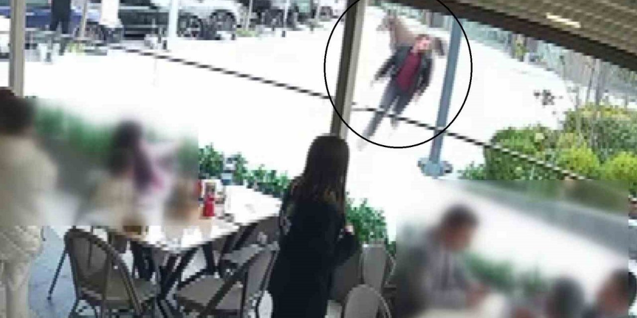 Başıboş at vatandaşları dakikalarca kovaladı