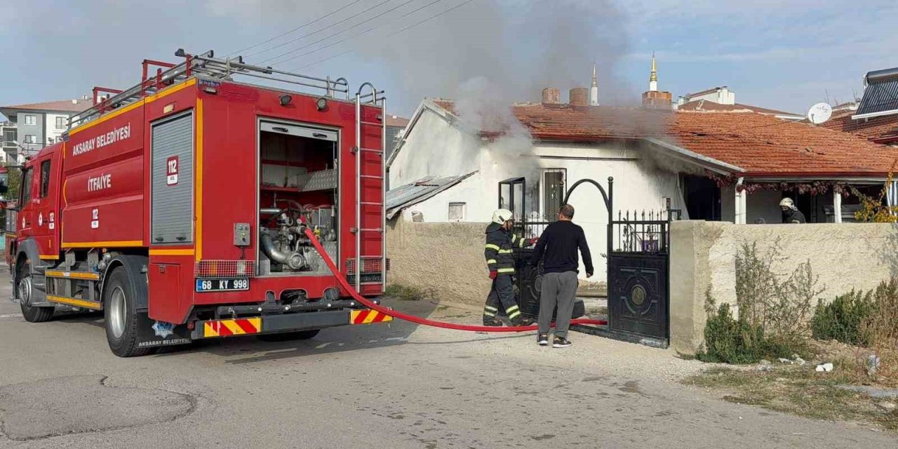 Annesinin evini ateşe verdi