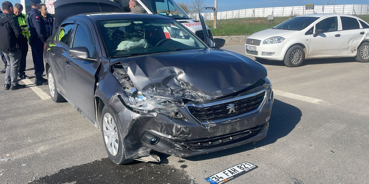 Edirne’de iki otomobil kavşakta çarpıştı: 8 yaralı