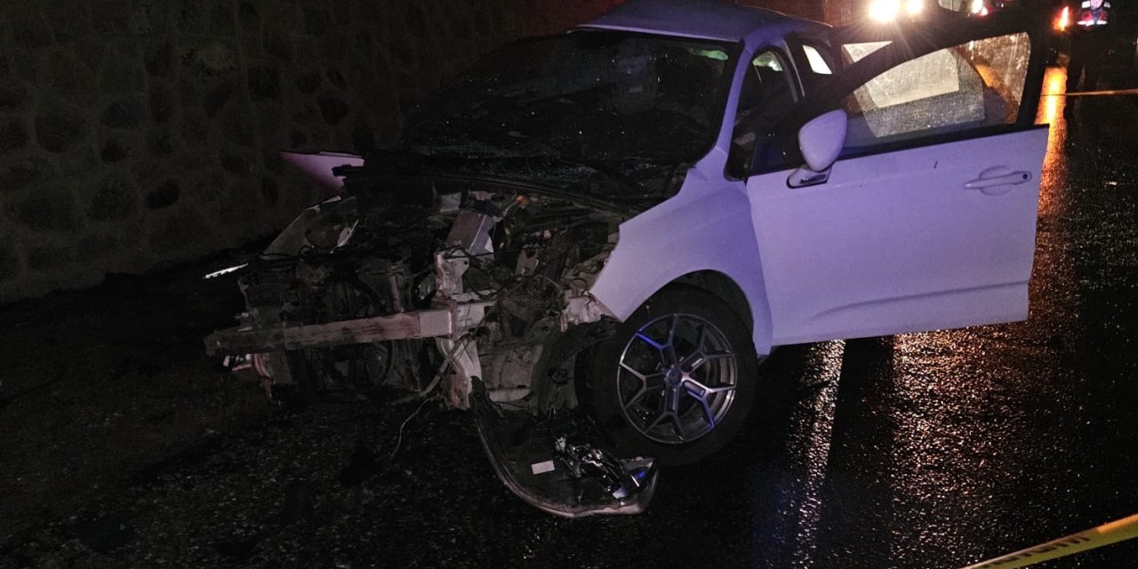 Otomobiller çarpıştı: 1 ölü, 2 yaralı