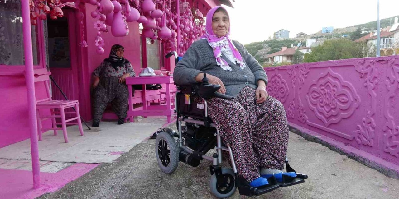 Hayatını pembeye boyadı, akülü arabasına gücü yetmedi