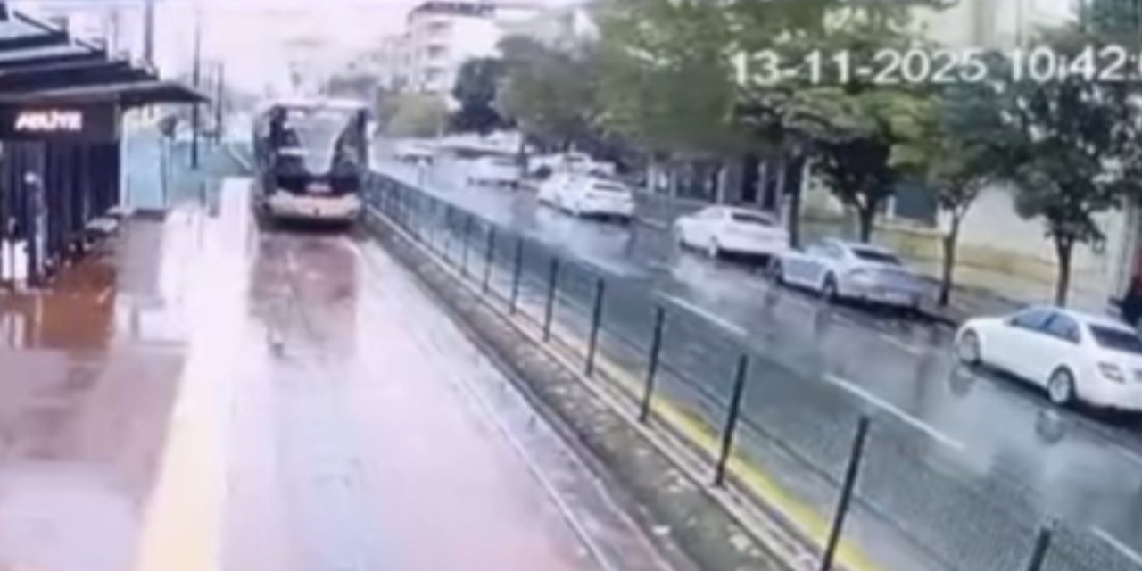 Seyir halindeki tramvaya yıldırım düştü