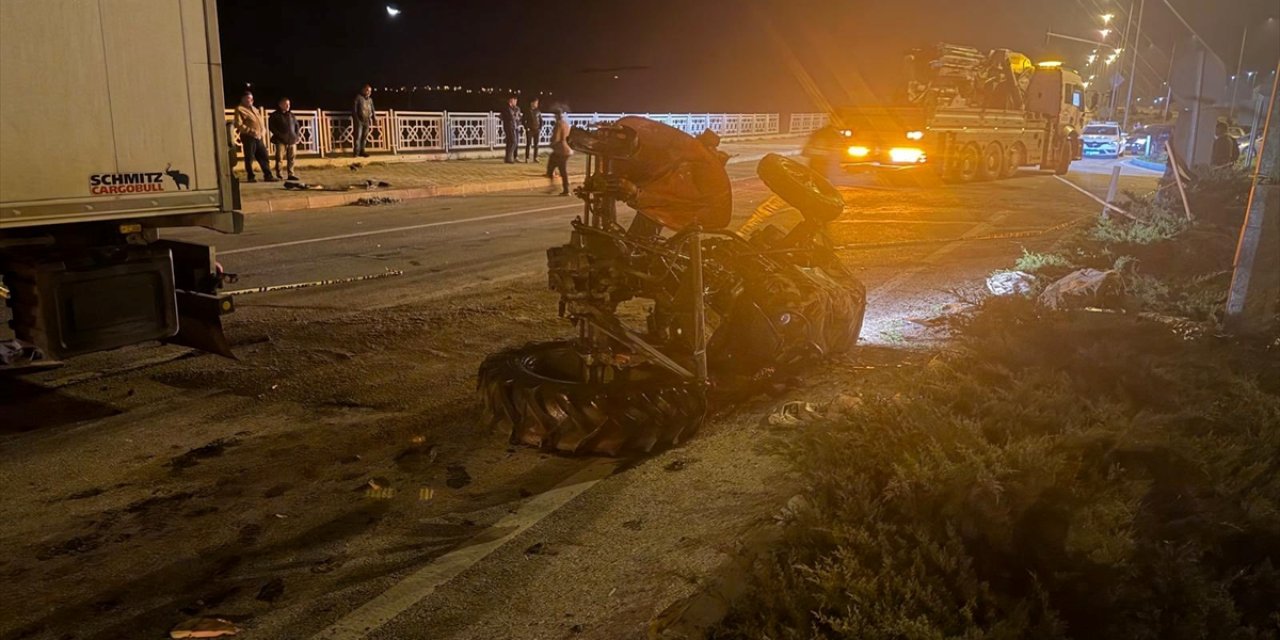 Tırla çarpışan traktördeki karı koca öldü