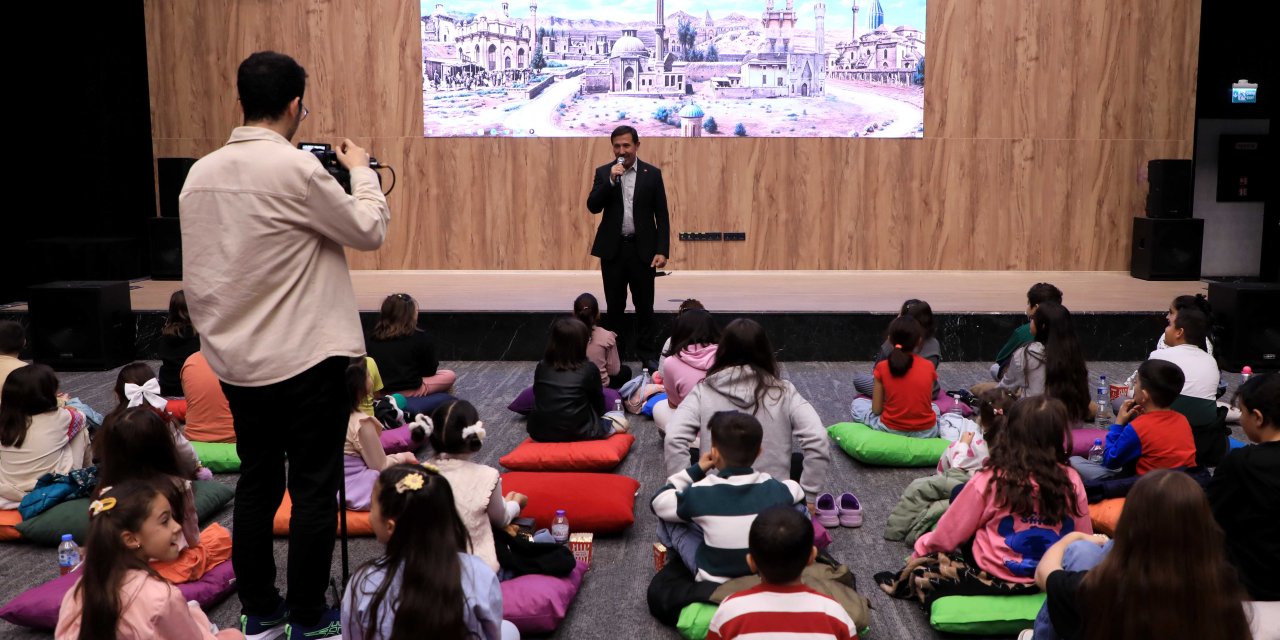 Konya'da çocuklardan sinema gösterimlerine yoğun ilgi