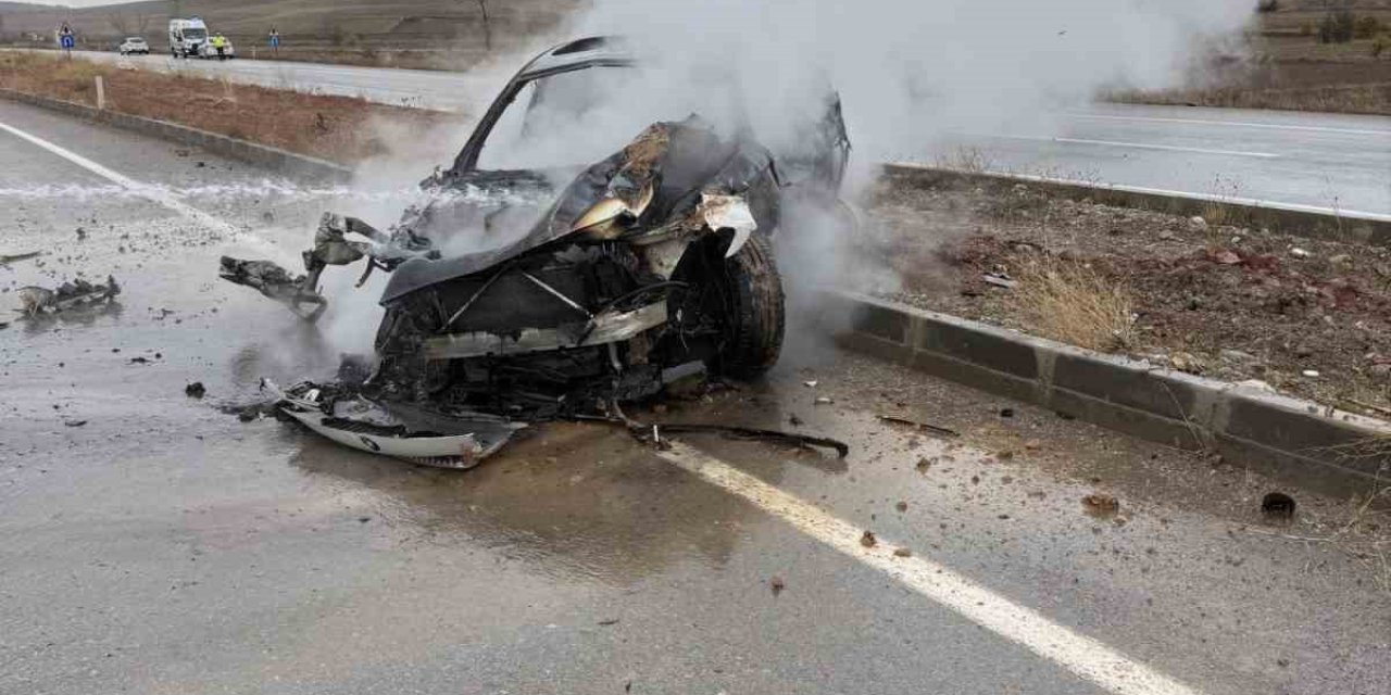 Kaza yaptı, otomobil alev aldı