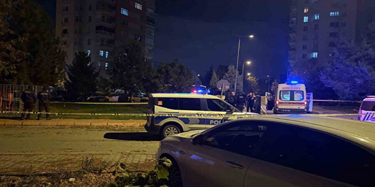 Konuşmak için çağırdığı eşini sokak ortasında öldürdü