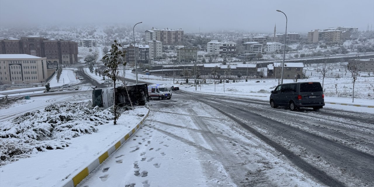 Devrilen işçi servisindeki 14 kişi yaralandı
