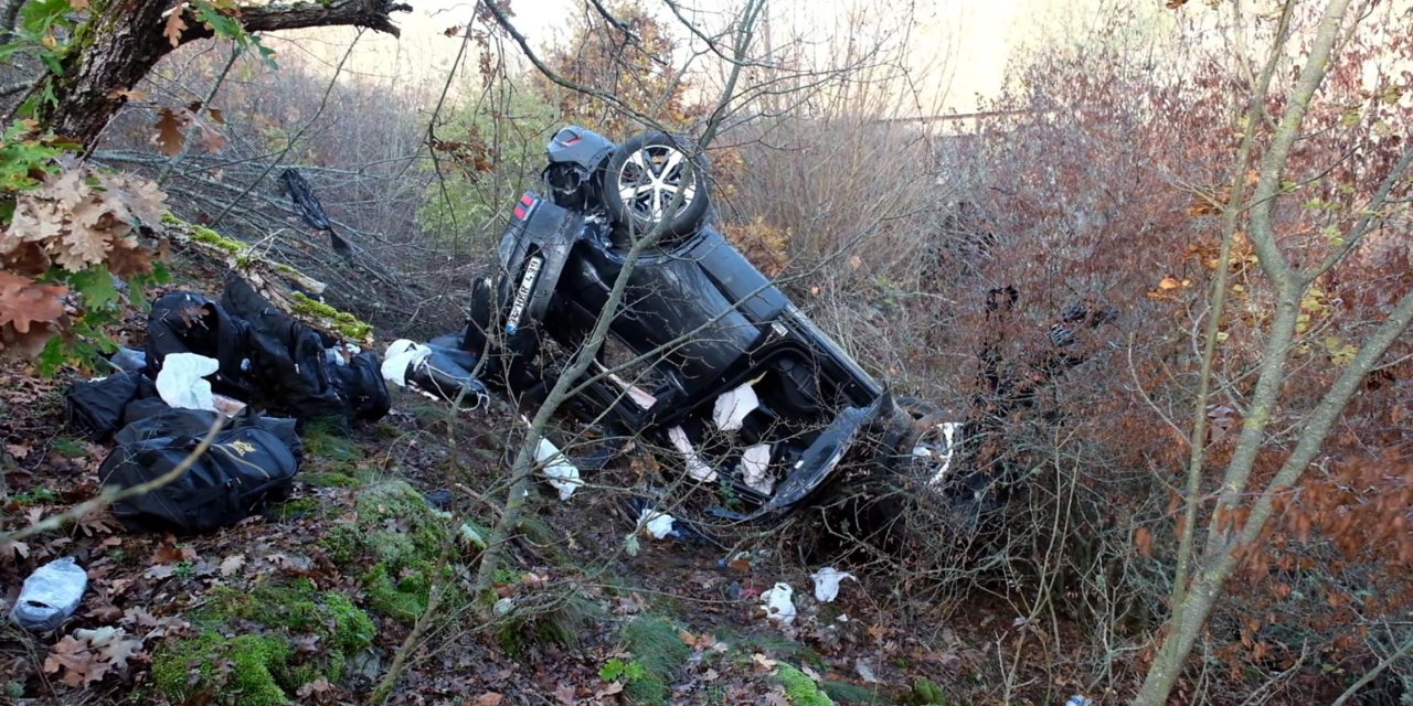 Kaçak göçmenleri taşıyan otomobil devrildi: Çok sayıda yaralı var