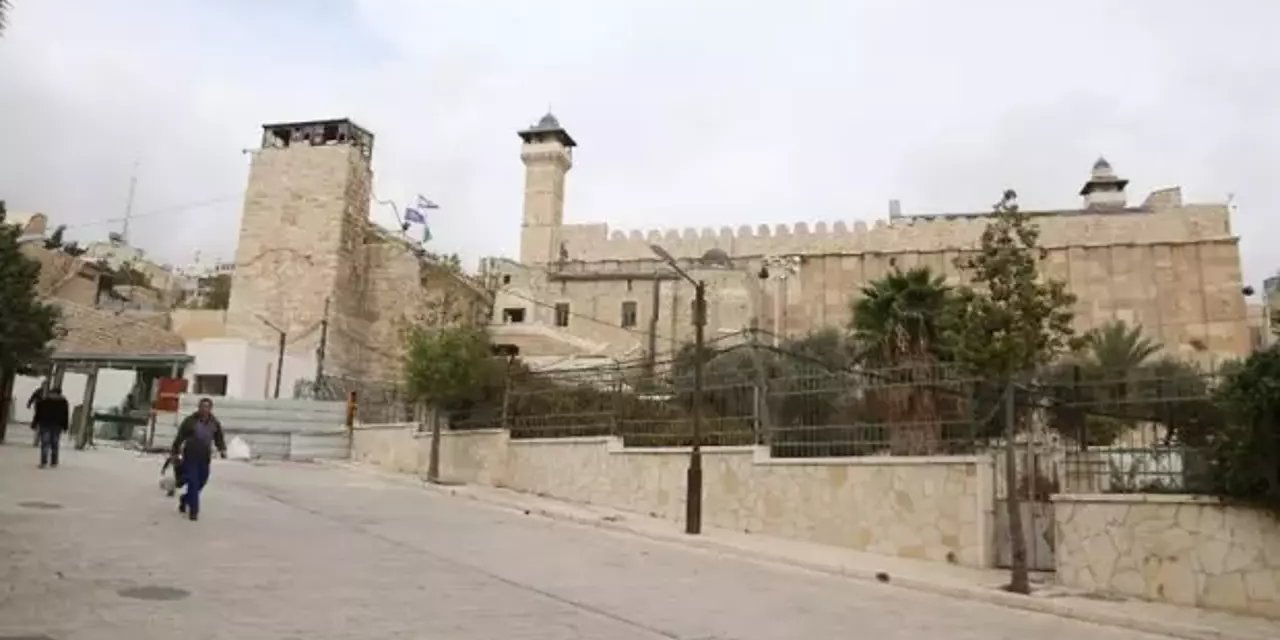 İsrail, İbrahim Camisi'ni Müslümanlara kapattı